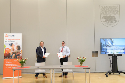 Bei der feierlichen Unterzeichnung der Kooperationsvereinbarung im Rathaussaal in Bernau.