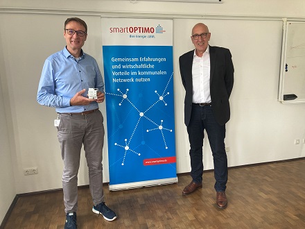 Torsten Großmann von SmartOPTIMO (links) und Peter Heuell, Geschäftsführer von EMH metering, freuen sich über die Zertifizierung des Gateways CASA.