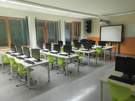 Aufgereiht wie die Zinnsoldaten: Der neu ausgestattete Computerraum der Sekundarschule Parey.