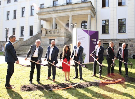 Vor einem Gymnasium in Ilmenau erfolgte jetzt der Spatenstich für ein von Bund, Land und Kreis gefördertes Glasfaserprojekt.