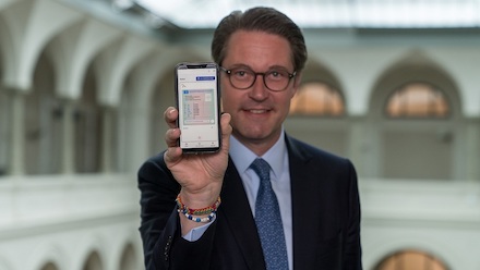 Andreas Scheuer präsentiert den digitalen Führerschein.