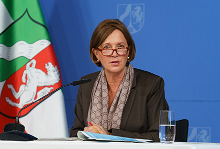 Schul- und Bildungsministerin Yvonne Gebauer bei der Vorstellung der Digitalstrategie.