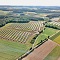 Drohnenfoto vom 28-Megawatt-Solarpark der EnBW in Maßbach.
