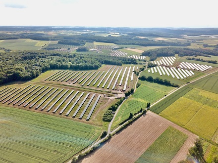 Drohnenfoto vom 28-Megawatt-Solarpark der EnBW in Maßbach.
