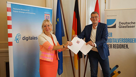 Hessens Digitalministerin Kristina Sinemus und Thorsten Dirks, CEO von Deutsche Glasfaser, nach der Unterzeichnung des Letter of Intent (LOI).