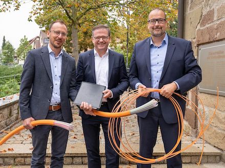 Besiegelung der Kooperation beim Galsfaserausbau zwischen den Stadtwerken Weinstadt und der Deutschen Telekom.
