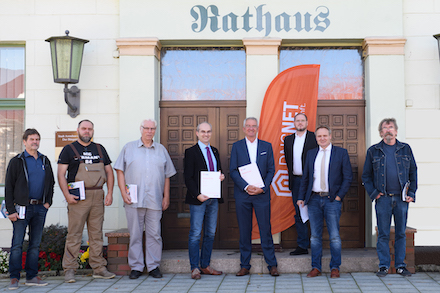 Bei der Unterzeichnung der Kooperationsvereinbarung zwischen der Stadt Arendsee und DNS:NET.