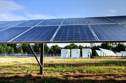 Photovoltaik-Module und Batteriespeicher im Energy Lab 2.0 am KIT Campus Nord.