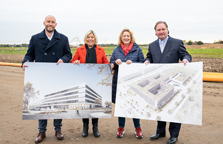 Von links: Vorstand der Landmarken AG Jens Kreiterling, Kaarster Bürgermeisterin Ursula Baum, Leiterin des Rechenzentrums Andrea Kampmann und Minister Lutz Lienenkämper.