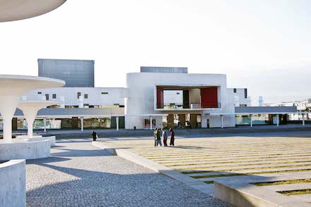 Mit der Anbindung des Staatstheaters Darmstadt ans Fernwärmenetz geht Hessen einen weiteren Schritt in Richtung klimaneutrale Landesverwaltung. 