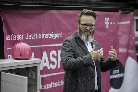 Oberbürgermeister Claus Ruhe Madsen: Glasfaseranschlüsse sind die Basis der smarten Smile City Rostock.