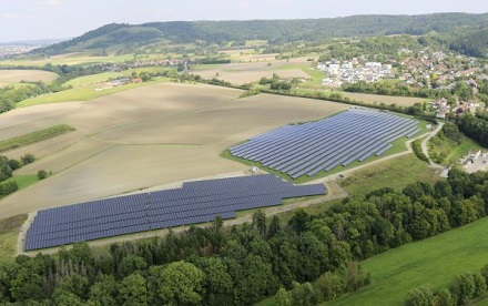 Knapp 6.700 Quadratmeter misst die neue Freiflächen-Photovoltaikanlage der Stadtwerke. Rechts im Bild ist die ältere, seit 2010 bestehende Anlage zu sehen.