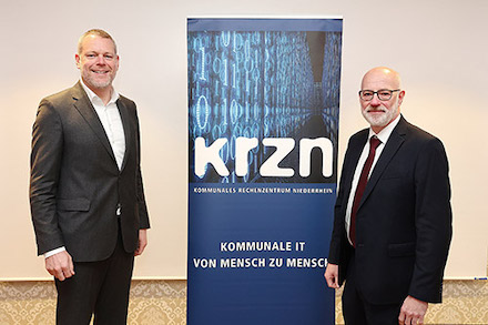 Auf Andreas Coenen (links), Landrat des Kreises Viersen, folgt Ingo Schabrich, Kreisdirektor des Kreises Viersen, als neuer Verbandsvorsteher des Kommunalen Rechenzentrums Niederrhein.