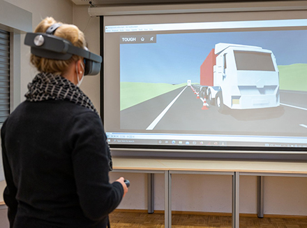 Ina Brandes, Ministerin für Verkehr des Landes Nordrhein-Westfalen, macht sich ein Bild von der VR-Schulungssoftware.