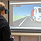 Ina Brandes, Ministerin für Verkehr des Landes Nordrhein-Westfalen, macht sich ein Bild von der VR-Schulungssoftware.