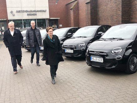 Senatorin Claudia Schilling mit Staatsrat Björn Tschöpe (links) und dem Leiter der JVA, Hans-Jürgen Erdtmann, bei der Übergabe der neuen E-Fahrzeuge.