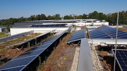 Die installierten Photovoltaikanlagen decken überwiegend den Eigenstrombedarf des Bildungs- und Sportzentrums.