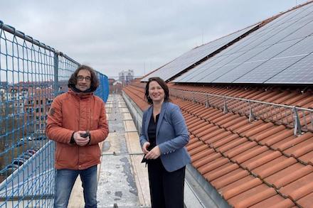 Ministerin Anja Siegesmund friert mit dem Projektleiter vor den fertig installierten Solarmodule auf dem Dach des Thüringer Umweltministeriums. Die Sonne darf kommen.