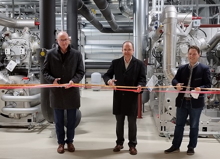Landrat Bernhard Kern (CSU), Vorstand Peter Fösel und OB Christoph Lung (CSU; v.l.) übergeben die innovative Kraft-Wärme-Kopplungsanlage ihrer Bestimmung.