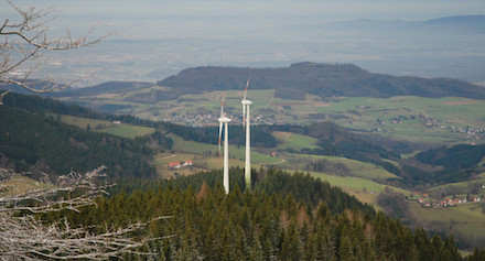 Im baden-württembergischen Staatswald sollen jetzt im Zuge einer Vermarktungsoffensive Flächen für den Windkraftausbau identifiziert und bereitgestellt werden.