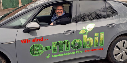 Ellenbogen aus dem Fenster wie ein Gangster: Der brandenburgische Klimaschutzminister in einem der neuen Elektroautos.