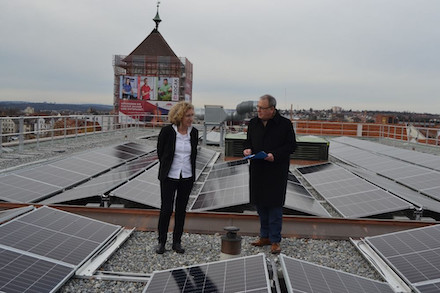 Baubürgermeisterin Angela Weiskopf und Oberbürgermeister Thomas Keck besichtigen die 220 in Ost-West-Ausrichtung aufgeständerten Module der Photovoltaikanlage auf dem Dach des Reutlinger Rathauses.