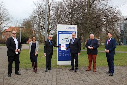 Der Landkreis Harburg hat jetzt vom Land Niedersachsen einen Förderbescheid von sieben Millionen für den Breitbandausbau erhalten.