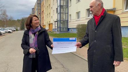 Die Thüringer Energieministerin Anja Siegesmund hat jetzt einen Förderbescheid über 2,4 Millionen Euro an die Wohnungsbaugesellschaft Stadtroda überreicht.