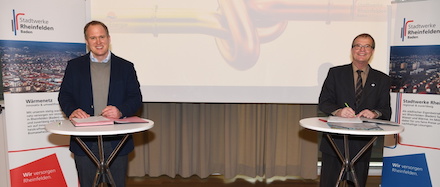 Jörg Reichert (links), Vorsitzender der Geschäftsleitung von Energiedienst, und Oberbürgermeister Klaus Eberhardt unterzeichnen den Kooperationsvertrag.