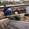 Montage der Vakuumröhren einer Freiflächen-Solarthermieanlage bei den Stadtwerken Lemgo.
