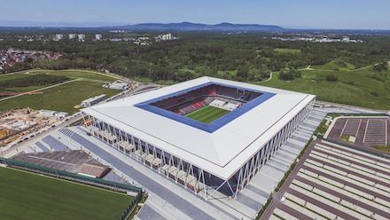 Auf dem Dach des neuen Fußball-Stadions des SC Freiburg wird ein Solarkraftwerk errichtet.