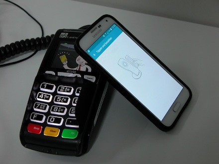 Beim Bezahlen via Smartphone bietet die Lösung von Anbieter EDV Ermtraud angesichts des aktuellen Chip-Mangels Vorteile.