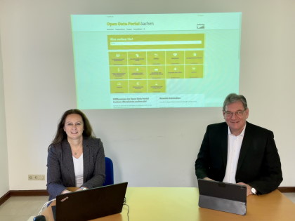 Projektleiterin Gabi Bongard und Norbert Dödtmann, Leiter des städtischen Informations- und Kommunikationsmanagements, präsentieren das Aachener Open-Data-Portal.