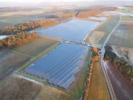 Das erste Photovoltaik-Freiflächen-Projekt von Trianel in Bayern ist bei der Gemeinde Thundorf in Betrieb gegangen.