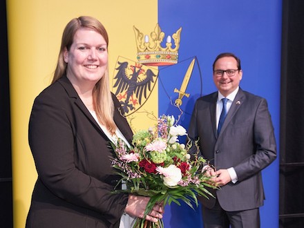 Oberbürgermeister Thomas Kufen gratuliert Annabelle Brandes, der neuen Beigeordneten für Personal, allgemeine Verwaltung und Digitalisierung der Stadt Essen.