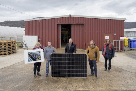 Auf dem Dach dieser Halle wurden 240 Solarmodule auf 530 Quadratmetern installiert.
