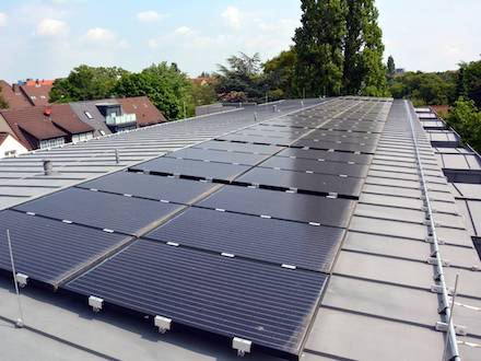 Auf dem Dach des Gesundheitsamtes der Region Hannover sorgt eine Photovoltaikanlage für die eigene Stromversorgung.