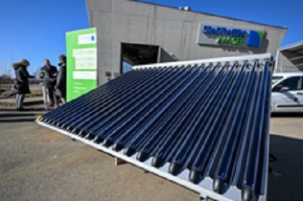 864 solcher Solarpanel baut das Stadtwerk am See zum neuen Solar-Kraftwerk in Überlingen auf.