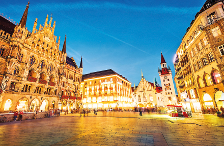 Die bayerische Landeshauptstadt München leuchtet digital.