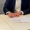 Alexander Schweitzer, Digitalminister Rheinland-Pfalz und Thorsten Dirks, CEO von Deutsche Glasfaser unterschreiben die Absichtserklärung.