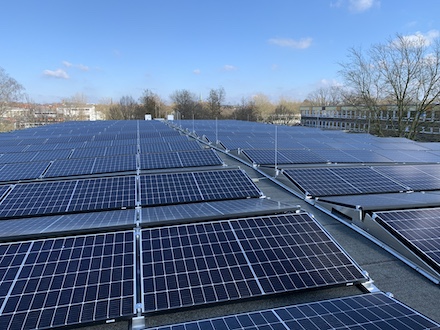 Die Photovoltaikanlage auf dem Dach des Gymnasiums In der Wüste hat die Stadt Osnabrück in diesem Jahr in Betrieb genommen.