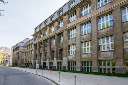 Das Fritz-Henßler-Berufskolleg gehört zu den mehr als 150 Schulen in Dortmund, in denen die FRITZ!Box für einen stabilen Internet-Zugang sorgt. 