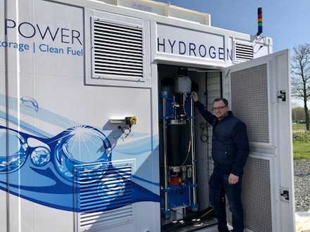 Mithilfe des Elektrolyseurs wird in Emden Wasserstoff aus überschüssigem Windstrom produziert.
