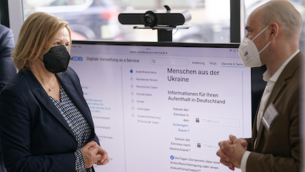 Bundesinnenministerin Nancy Faeser besucht das Germany4Ukraine-Entwicklungsteam im Digitalisierungslabor in Berlin.