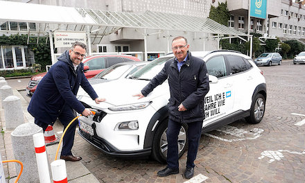 Oberbürgermeister Peter Boch (links) und SWP-Geschäftsführer Herbert Marquard sind froh, dass die E-Lade-Infrastruktur in Pforzheim massiv ausgebaut wird.