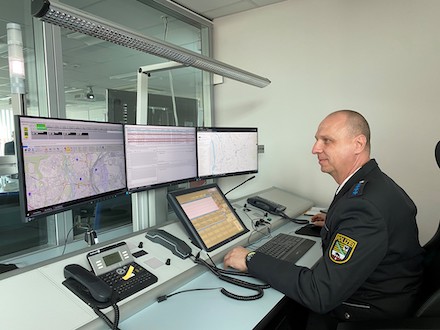 Thomas Müller, Pressesprecher des Polizeireviers Halle (Saale), testet die neue Software.