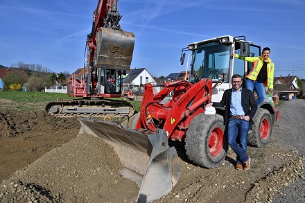 Fabian Meschenmoser, Bürgermeister von Deggenhausertal (vorn), und Julia Brugger vom Stadtwerk am See bei der Baulanderschließung in Urnau.