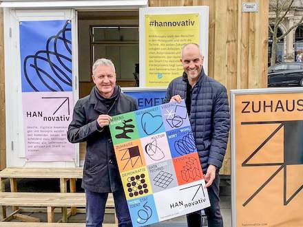 Stadtbaurat Thomas Vielhaber (l.) und Oberbürgermeister Belit Onay bei der Präsentation des Corporate Designs für Hannovers Smart-City-Konzept „Restart: #HANnovativ“.