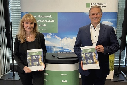 Sibylle Hepting-Hug, Fachabteilungsleiterin Landesumweltministerium, und Franz Loogen von e-mobil BW stellten die Studie in Stuttgart vor.