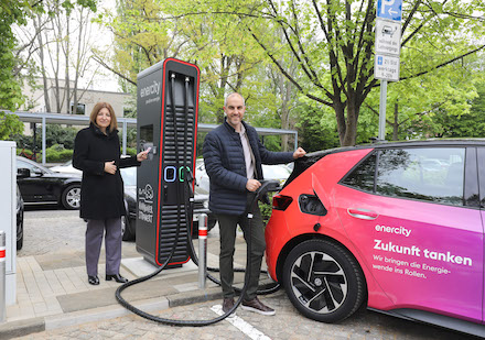 Gemeinsam laden: enercity-Chefin Susanna Zapreva und Oberbürgermeister Belit Onay.